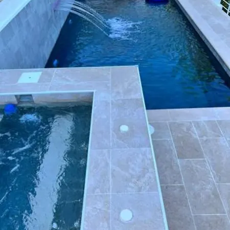C Dans Avec Piscine Chauffee & Jacuzzi, Chauffe En Extra